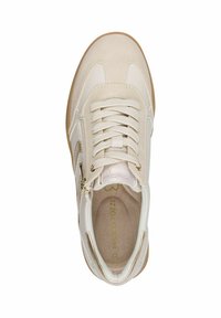 Sneaker in pelle e suede color crema con punta arrotondata, chiusura con lacci frontale e cerniera laterale. Presenta dettagli beige e una suola in gomma texturizzata.