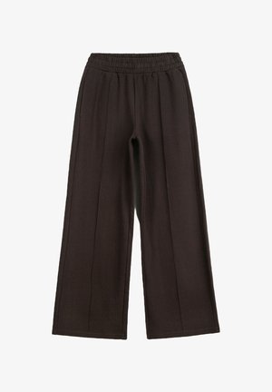 Spodnie o szerokich nogawkach w ciemnym brązie z elastycznym pasem i przeszyciami pionowymi, ułożone na płasko na białym tle.