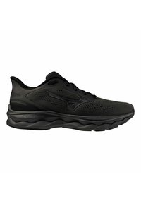 Zapatilla deportiva negra con parte superior de malla, diseño texturizado y suela acolchada. Presenta cordones y un logo distintivo en el costado.