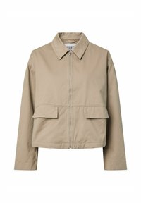 Veste légère beige avec col, fermeture éclair à l'avant, manches longues et deux poches à rabat à la taille, conçue pour un usage décontracté.