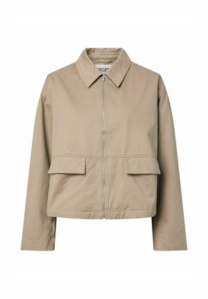 Veste légère beige avec col, fermeture éclair à l'avant, manches longues et deux poches à rabat à la taille, conçue pour un usage décontracté.