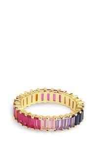 Goldfarbener Ring mit einer Reihe rechteckiger, mehrfarbiger Steine in den Nuancen Rosa, Lila und Blau. Glatter Metallring mit offenem Design.