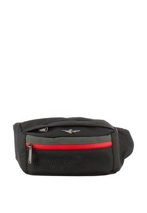 Borsetta nera in tessuto con zip rossa, logo a rilievo ed emblemma metallico sul davanti. Forma rettangolare compatta con superficie liscia.
