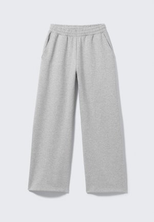 Pantaloni larghi grigi in felpa, realizzati in morbido tessuto misto cotone. Caratterizzati da una cintura elastica e tasche laterali per comodità.