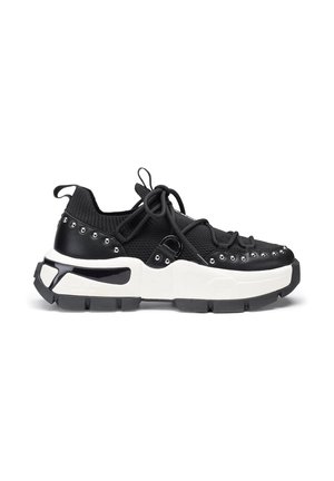Sneaker chunky bianco e nero con tomaia in tessuto, borchie argento, suola spessa e occhiello di trazione su tallone e linguetta.