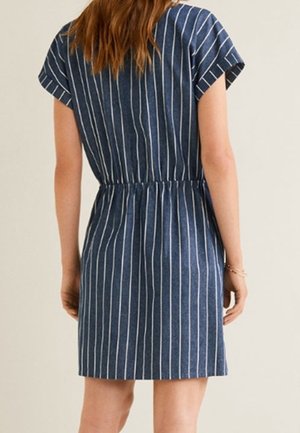 Farkkumekko, jossa on vyötäröltä kapeutettu muoto, lyhyet hihat ja pystysuuntaiset valkoiset raidat. Takakuosi on rento ja sileäpintainen.