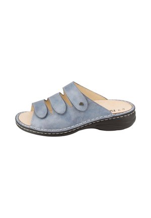 Sandale en cuir bleu clair à bout ouvert avec trois brides réglables et semelle noire rembourrée pour le confort et le maintien.
