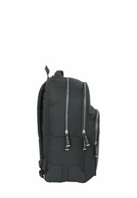 Zaino nero con tre zip frontali, schienale imbottito e base in gomma. Presenta una texture del tessuto liscia e spallacci regolabili.