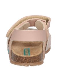 Bagfra af en pink lædersandal med en korksål. Har en justerbar rem og en tekstureret gummisål.