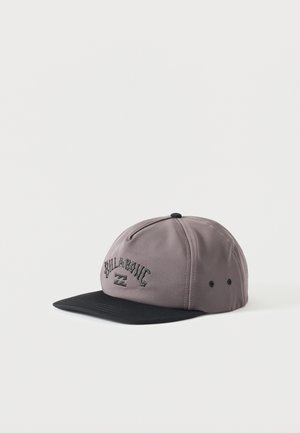 Casquette Billabong grise et noire avec logo brodé sur le devant, visière plate noire et œillets de ventilation sur les côtés.