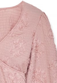 Rosa strukturierter Stoff mit gestickten Blumenmustern und einem Wickel-Front-V-Ausschnitt-Design.