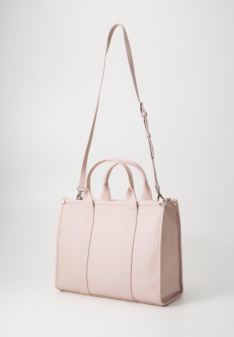 Helle rosa synthetische Handtasche mit doppelten Obergriffen und einem abnehmbaren Schultergurt. Rechteckige Form mit Steppnähten und silberner Hardware.