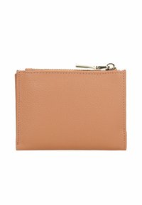 Portafoglio in pelle color pesca, caratterizzato da una superficie liscia, forma rettangolare, chiusura con zip superiore e dettagli di cucitura minimi.