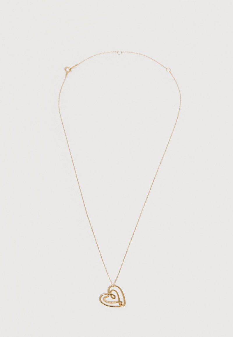 Λεπτή χρυσή αλυσίδα με διπλό μενταγιόν σε σχήμα καρδιάς, μια μικρότερη καρδιά μέσα σε μια μεγαλύτερη καρδιά.