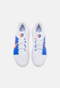 Weiße Sportschuhe mit einem blauen und orangefarbenen geometrischen Design, einer strukturierten Mesh-Oberfläche und Schnürsenkeln. Featuring Logo-Akzente in Orange.