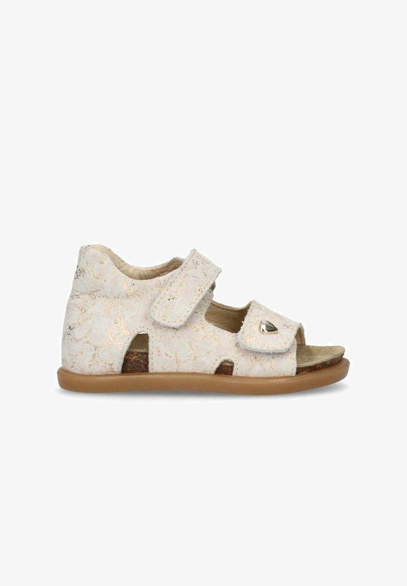 Sandalini per bambini di colore chiaro, realizzati in materiale testurizzato con finitura screpolata, dotati di due cinturini regolabili in Velcro e suola in gomma.