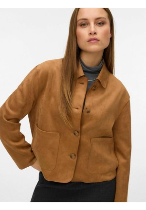 Brun ruskindjakke med en cropped design, to forreste lommer og lukning med tre knapper. Har en klassisk krave og en glat overflade.