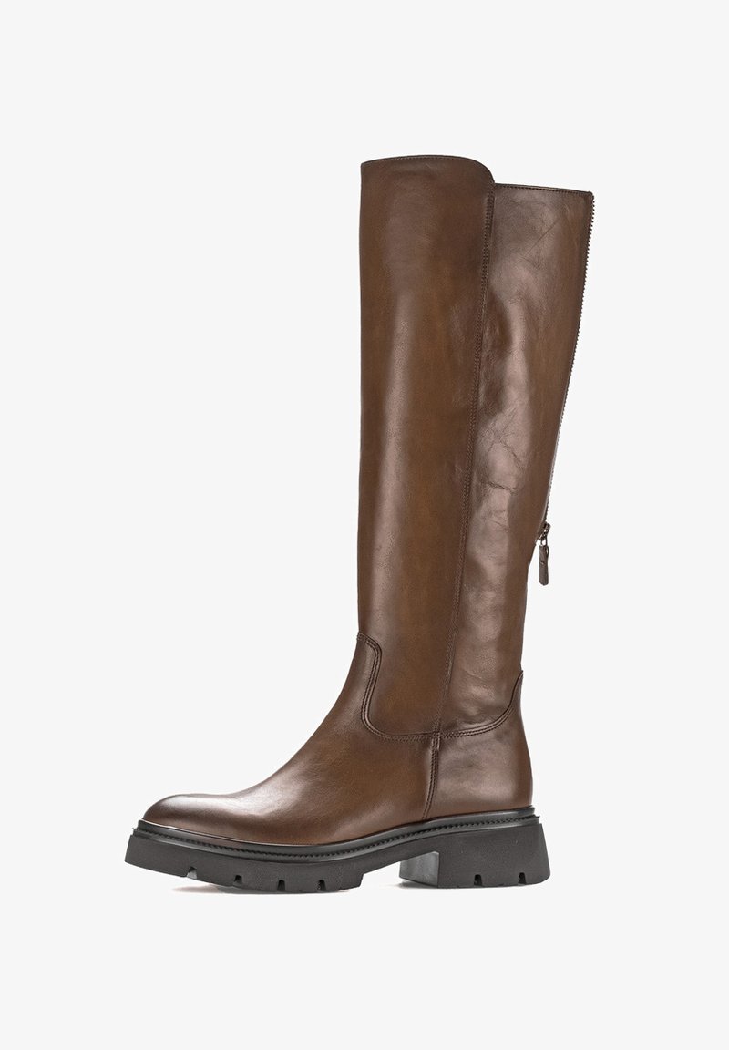 Botte marron en cuir, montant jusqu'au genou, avec une finition lisse, fermeture éclair latérale et une semelle épaisse à crampons noirs pour une meilleure adhérence et durabilité.