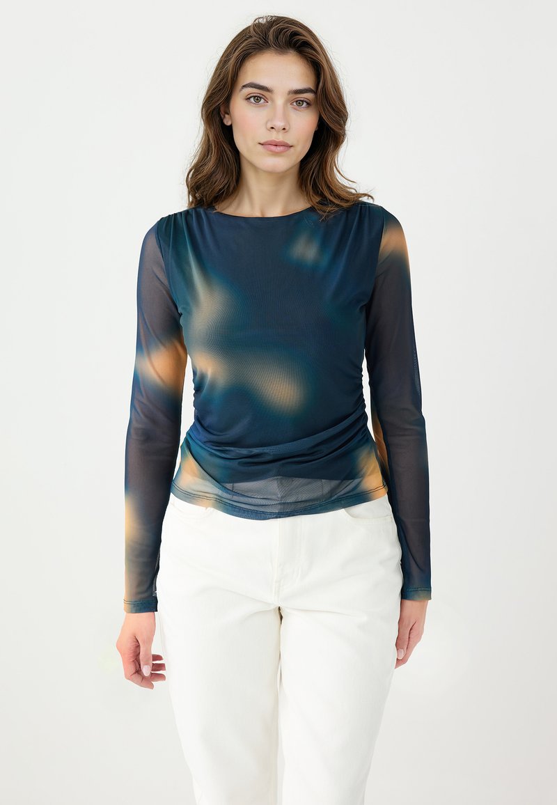Top a maniche lunghe in tessuto trasparente blu navy con motivi astratti arancioni e turchesi; presenta una cucitura arricciata in vita e una scollatura rotonda.