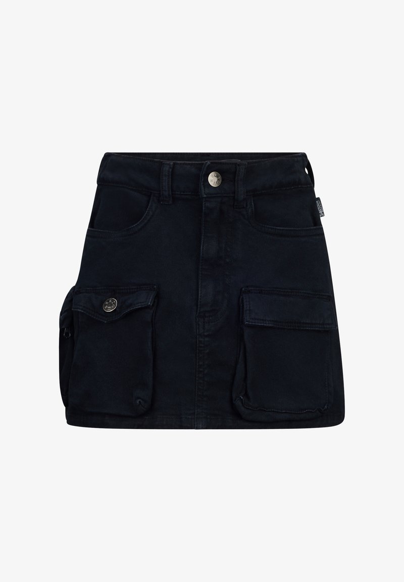 Schwarzer Denim-Rock mit tailliertem Design, ausgestattet mit zwei aufgesetzten Taschen auf der Vorderseite und einem Knopfverschluss in der Taille. Glatte Textur, Oberschenkellänge.