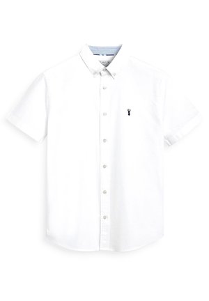 Camicetta bianca a maniche corte in tessuto di cotone, con colletto button-down, chiusura frontale con bottoni e un piccolo emblema blu navy sul petto.
