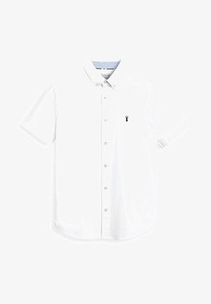 Camisa blanca de manga corta en tejido de algodón, con cuello abotonado, cierre frontal con botones y un pequeño emblema en azul marino en el pecho.