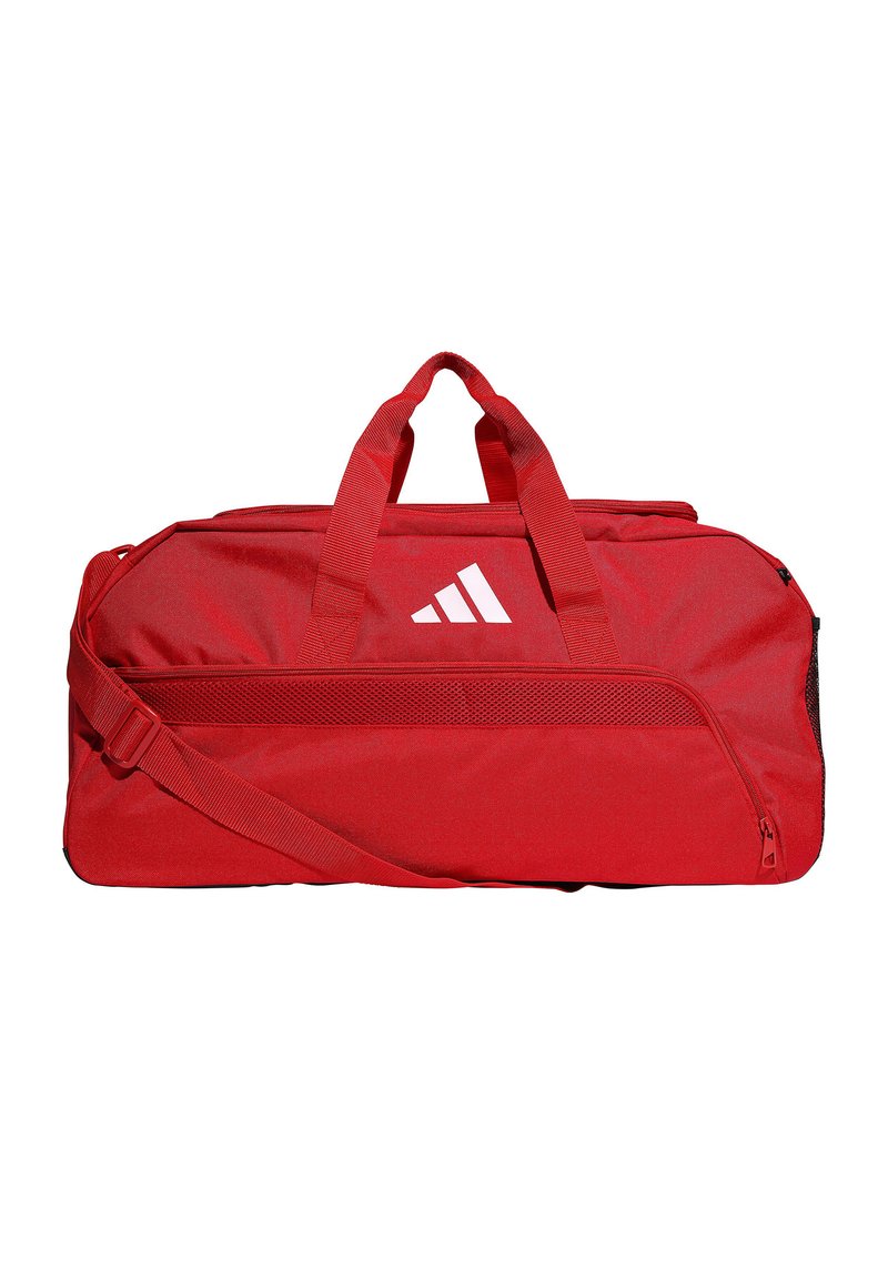 Bolsa de deporte roja hecha de un tejido duradero, con dos asas, una correa de hombro acolchada y un bolsillo de malla en el lateral.
