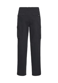 Zwarte cargobroek van lichtgewicht stof, met twee achterzakken, zijzakken en een elastische tailleband voor comfort.