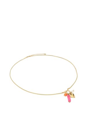 Collier chaîne en or délicat avec petit pendentif cœur, cristal rose, perle orange et perle blanche suspendus près du fermoir.
