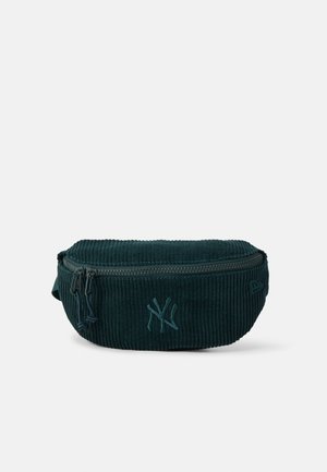 Dunkelgrüne Cord-Gürteltasche mit Frontreißverschluss und gesticktem New York Yankees Logo auf der Vorderseite.