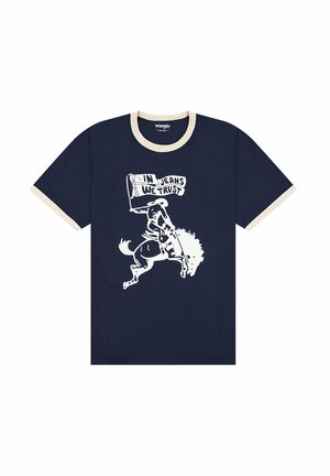 Marineblå t-shirt med beige kant, der har en hvid grafik af en rytter på en hest, der holder et flag med teksten "IN JEANS WE TRUST."