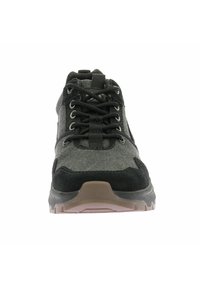 Scarpe da trekking nere e grigie con design a stivaletto, tomaia in tessuto strutturato, sistema di allacciatura prominente e suola in gomma rinforzata.