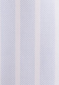 Stoff mit abwechselnden vertikalen Streifen in blassblau und Weiß, versehen mit einem dezenten, strukturierten, gewebten Gittermuster.