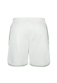 Pantaloni corti bianchi da uomo con una texture morbida, caratterizzati da accenti verdi lungo l'orlo e le tasche laterali, progettati per il comfort e l'abbigliamento casual.