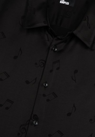 Schwarzes Hemd mit einem subtilen Muster von musikalischen Noten, kurzen Ärmeln, einem Spitzkragen und schwarzen Knöpfen. Glatte Stofftextur.