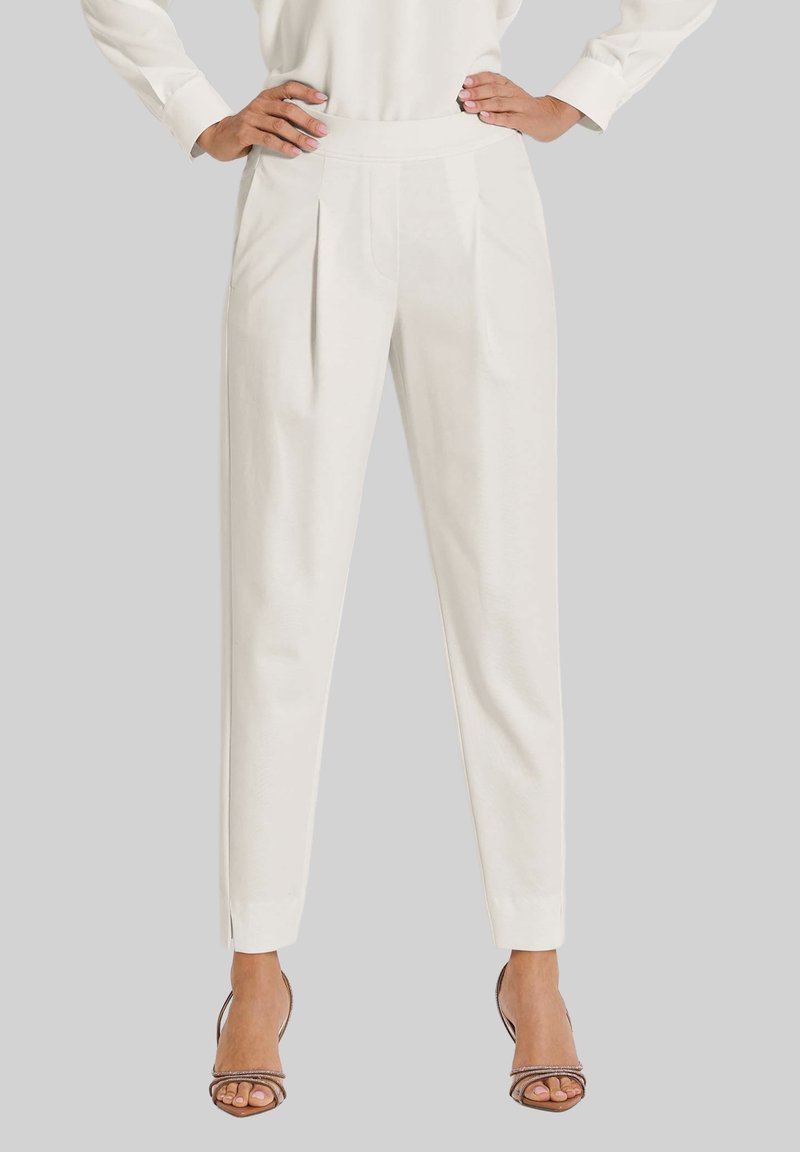 Weiße plissierte Hose mit taillierter Passform, aus weichem Stoff gefertigt. Mit geradem Beinschnitt und einem glatten Bund.