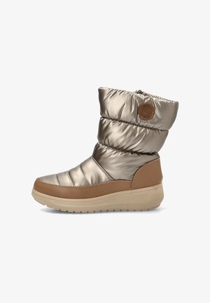 Bota de invierno plateada metálica con parte superior acolchada, acentos en color marrón y suela texturizada. Presenta un detalle de logo en el lateral.