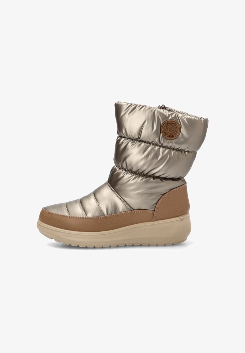 Bota de invierno plateada metálica con parte superior acolchada, acentos en color marrón y suela texturizada. Presenta un detalle de logo en el lateral.