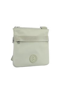 Borsa a tracolla grigia chiara realizzata in materiale liscio e testurizzato. Presenta una chiusura con zip, una tracolla in tessuto e un dettaglio del logo circolare sulla parte anteriore.