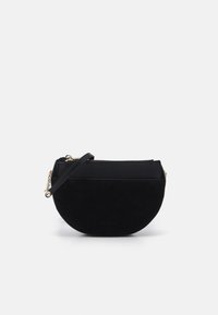 Borsa nera con forma arrotondata. Realizzata in suede e pelle testurizzata, presenta una tracolla in catena dorata e una chiusura con zip. Branding minimal visibile.