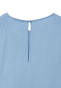 Tessuto blu chiaro con una piccola chiusura a bottone e asola sul collo sul retro, con un'apertura a forma di chiave verticale sotto il bottone.