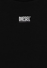 Melna kokvilnas t-krekls ar apaļu kakla izgriezumu un baltu uzdrukātu logo "DIESEL FOR SUCCESSFUL LIVING" priekšpusē.