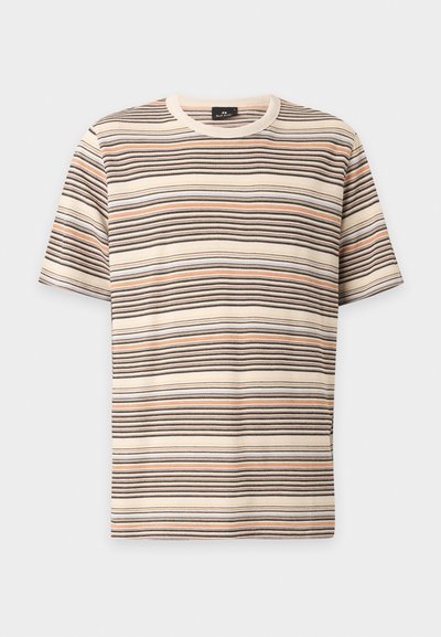Πλεκτό t-shirt με κοντά μανίκια και οριζόντιες ρίγες σε κρεμ, μαύρο, καφέ και πορτοκαλί χρώματα, εμφανίζεται πάνω σε απλό φωτεινό φόντο.