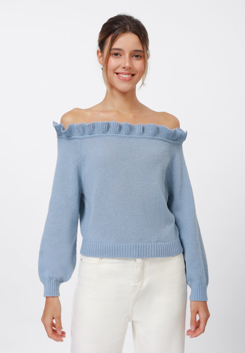 Svetlo modra off-shoulder pulover s nabranim ovratnikom in dolgimi balonskimi rokavi. Narejen iz mehke pletene tekstilije, ima rebrast rob.