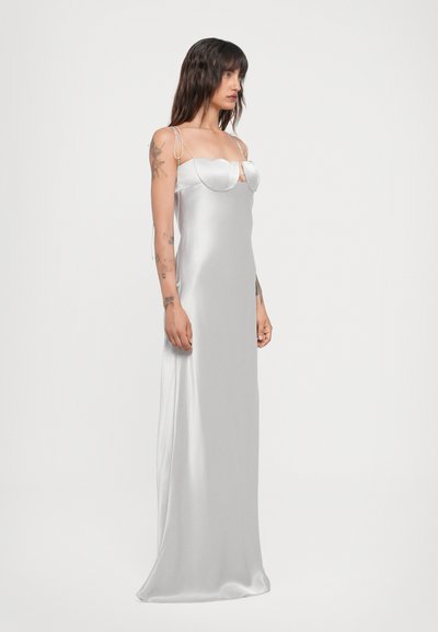 Zilveren satijnen jurk met een fitted lijfje en een golvende halslijn. Heeft verstelbare bandjes en een slanke, vloerlange silhouette.