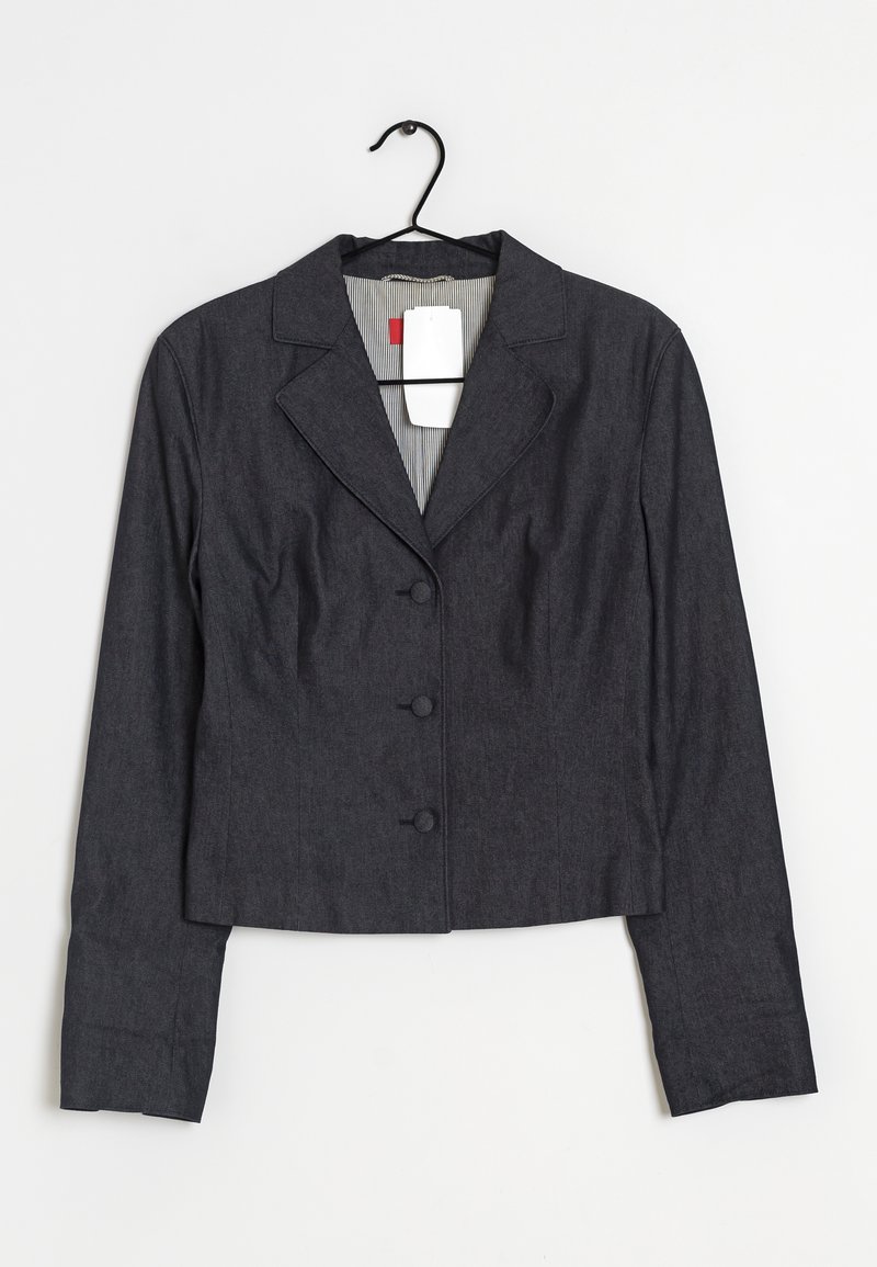 Veste pour femmes gris foncé à trois boutons, col à revers cranté, manches longues, suspendue sur un cintre noir avec une étiquette blanche sur fond blanc.