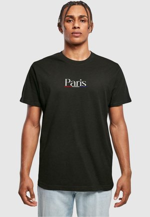 Zwart katoenen t-shirt met korte mouwen met de tekst "Paris" in het wit en rood, centraal weergegeven in een modern lettertype.