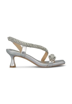 Sandal in metallo argentato con cinturino slingback, decorato con strass, tacco basso e punta quadrata con un accento a forma di cuore.