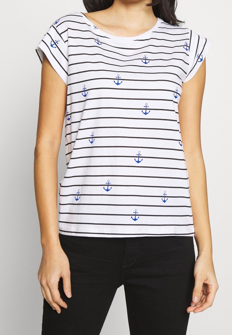 Vit bomull t-shirt med horisontella svarta ränder och blå ankartryck. Kappärmar och avslappnad passform. Enkel rund halsringning.