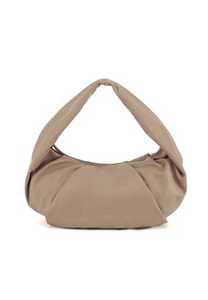 Weiche beige Lederhandtasche mit einem breiten, verdrehten Griff und einem abgerundeten, schlaffen Körper, gezeigt auf weißem Hintergrund.